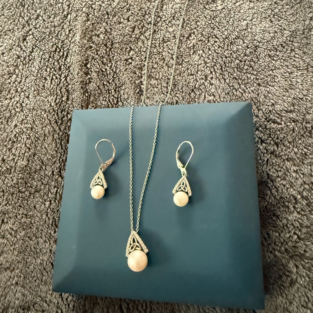 Silver and Cream Earrings Set